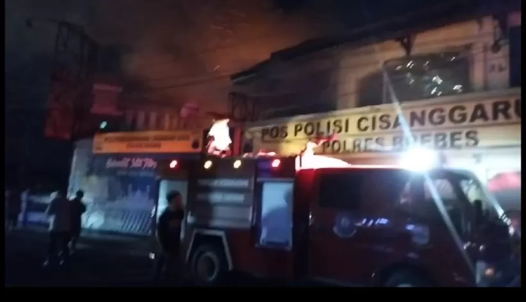Puluhan Kios Pasar Losari dan Pos Lantas Cisanggarung Brebes Terbakar 