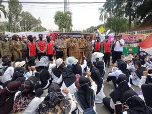 Ratusan Nakes Demo Bupati Tegal, Ini Tuntutannya