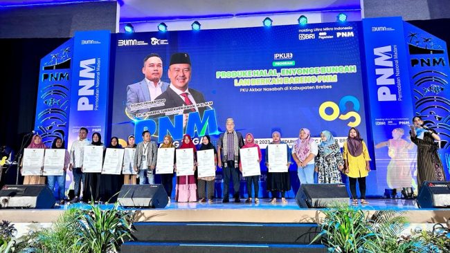 Para peserta pelatihan PKU Akbar PNM Cabang Tegal foto bersama usai kegiatan.