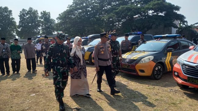 Kapolres Tegal AKBP Mochammad Sajarod Zakun didampingi Dandim 0712/Tegal Letkol Inf Suratman dan tamu undangan memeriksa pasukan dan peralatan yang digunakan untuk pengamanan pemilu 2024.