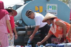 Mantan Sekda Tegal Bagikan Air Bersih di Harjosari
