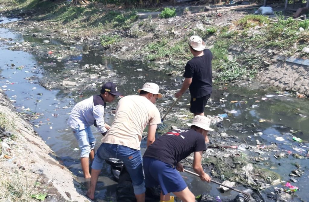 Hari Sumpah Pemuda, Puluhan Anggota KNPI Aksi Bersihkan Sungai Slatri
