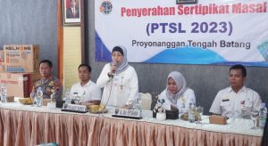 Pj Bupati Batang Serahkan 229 Sertifikat PTSL