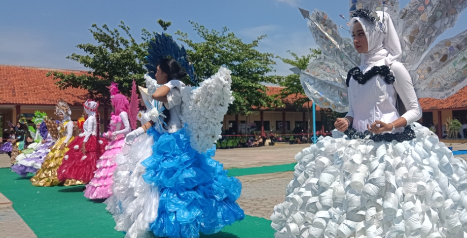 Siswa SMPN 1 Bulakamba Gelar Karya Produk Kreatif Olahan Sampah