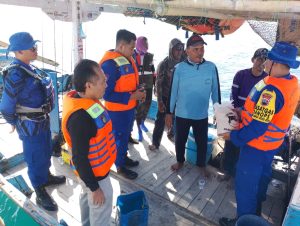 Naiki Kapal Patroli, Polairud Polres Tegal Sambangi Nelayan Untuk Sampaikan Imbauan Pemilu Damai
