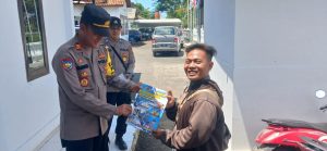 Ajak Masyarakat Tertib Kampanye , Polres Tegal Bagikan Brosur dan Stiker