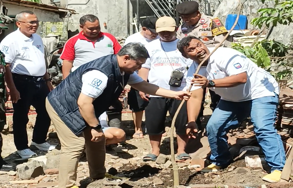 BRI Bumiayu Bersama Warga Tanam Pohon dan Bersih-Bersih Kali Santri