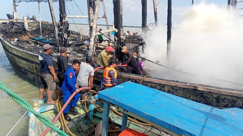 Kapal Nelayan Kluwut Brebes Ludes Terbakar