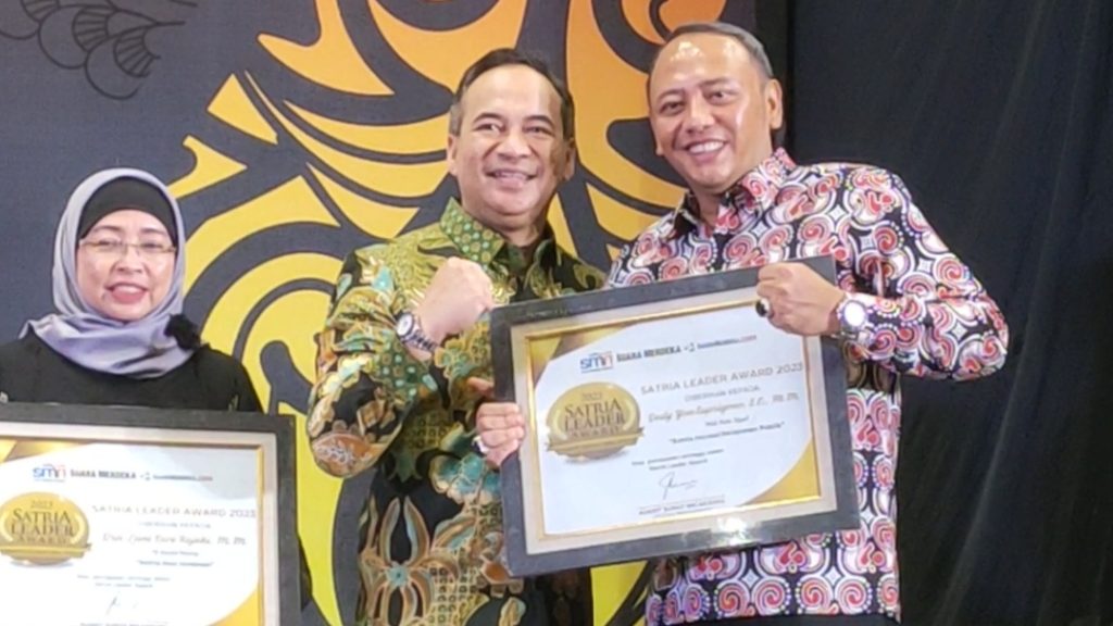 Dedy Yon Raih Penghargaan Satria Leader Award Kategori Inovasi Pelayanan Publik