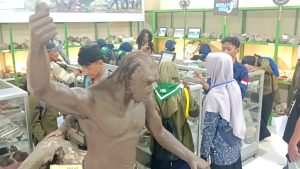 Siswa SMA Muhammadiyah Tonjong Belajar di Museum Purbakala Bumiayu : Asyik dan Tidak Membosankan