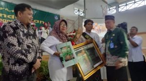 Bupati Umi Terharu Terima 1.001 Sajak dari Guru
