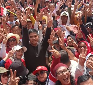 Selfie Bersama Warga Waduk Penjalin Brebes,  Kaesang : Sukseskan Pemilu 2024 dan Tetap Rukun