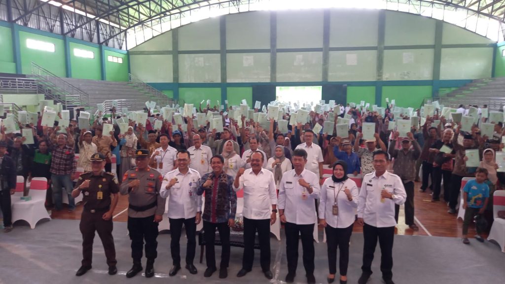 Wamen ATR/BPN Serahkan 500 Sertifikat Tanah Warga Kabupaten Tegal