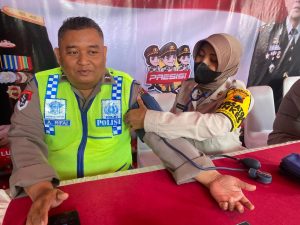 Cek Kesehatan, Sub Satgas Pelayanan Kesehatan Bagikan Multi Vitamin