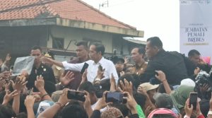 Jokowi Disambut Ribuan Warga Brebes, Bagikan Kaos dan Buku
