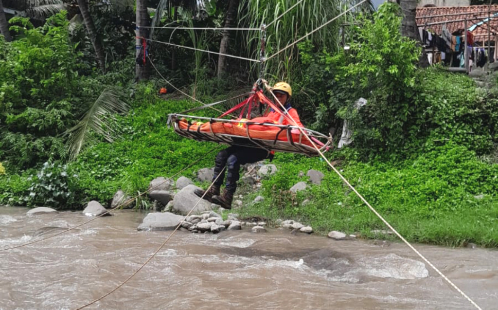 Relawan Dilatih Kemampuan Evakuasi Korban Bencana