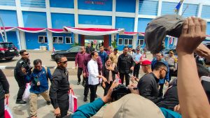 Sapa Warga Kota Tegal, Jokowi Bagikan Sembako dan Kaos