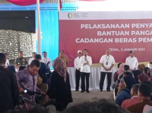 Jokowi Bagikan Beras dan Sepeda untuk Warga Kabupaten Tegal