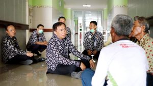 Pj Bupati Brebes Rela Duduk di Lantai Bareng Keluarga Pasien