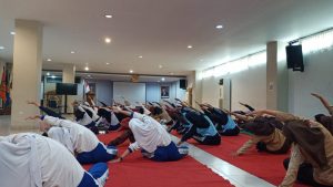Atasi Keluhan Menstruasi, Poltek Harber dan Puspaga Ajak Puluhan Remaja Putri Yoga