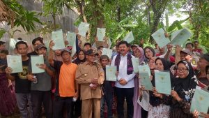 Menteri ATR/BPN Serahkan Langsung 34 Sertifikat Tanah Milik Warga Desa Bengle
