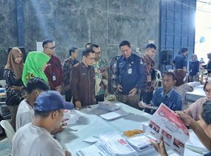 Pj Bupati Tegal Tinjau Tempat Penyortiran dan Pelipatan Surat Suara Pemilu 2024