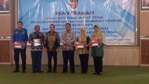 Pj Bupati Tegal Serahkan SK Pensiun Kepada 93 PNS – Ingatkan Pentingnya  Pelatihan Sebelum Pensiun