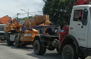 Crane yang Terguling dan Tabrak Tiga Rumah Berhasil Dievakuasi