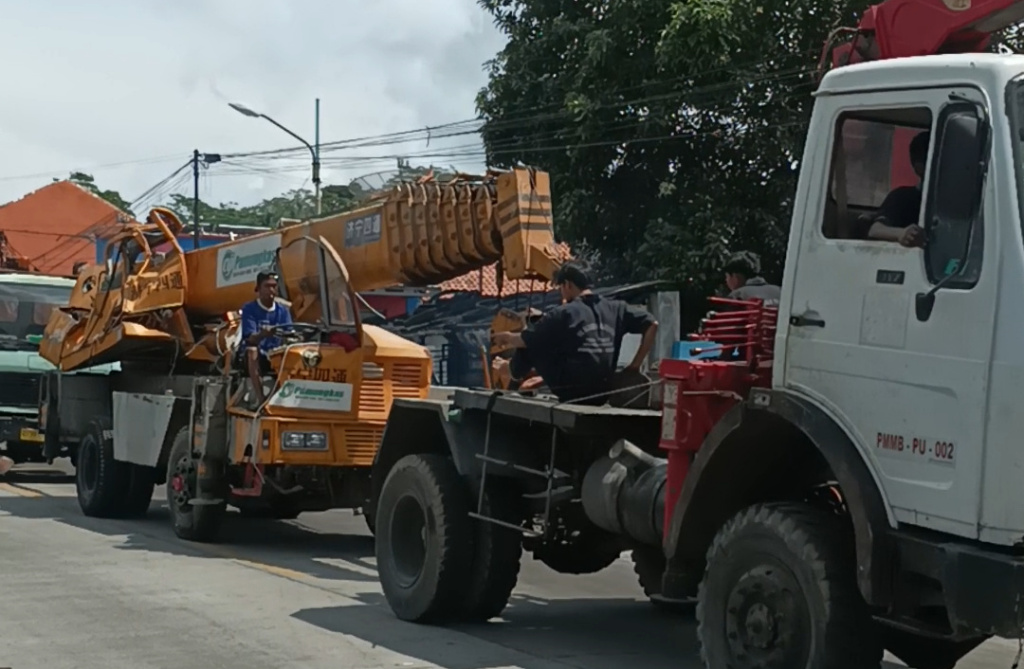 Crane yang Terguling dan Tabrak Tiga Rumah Berhasil Dievakuasi