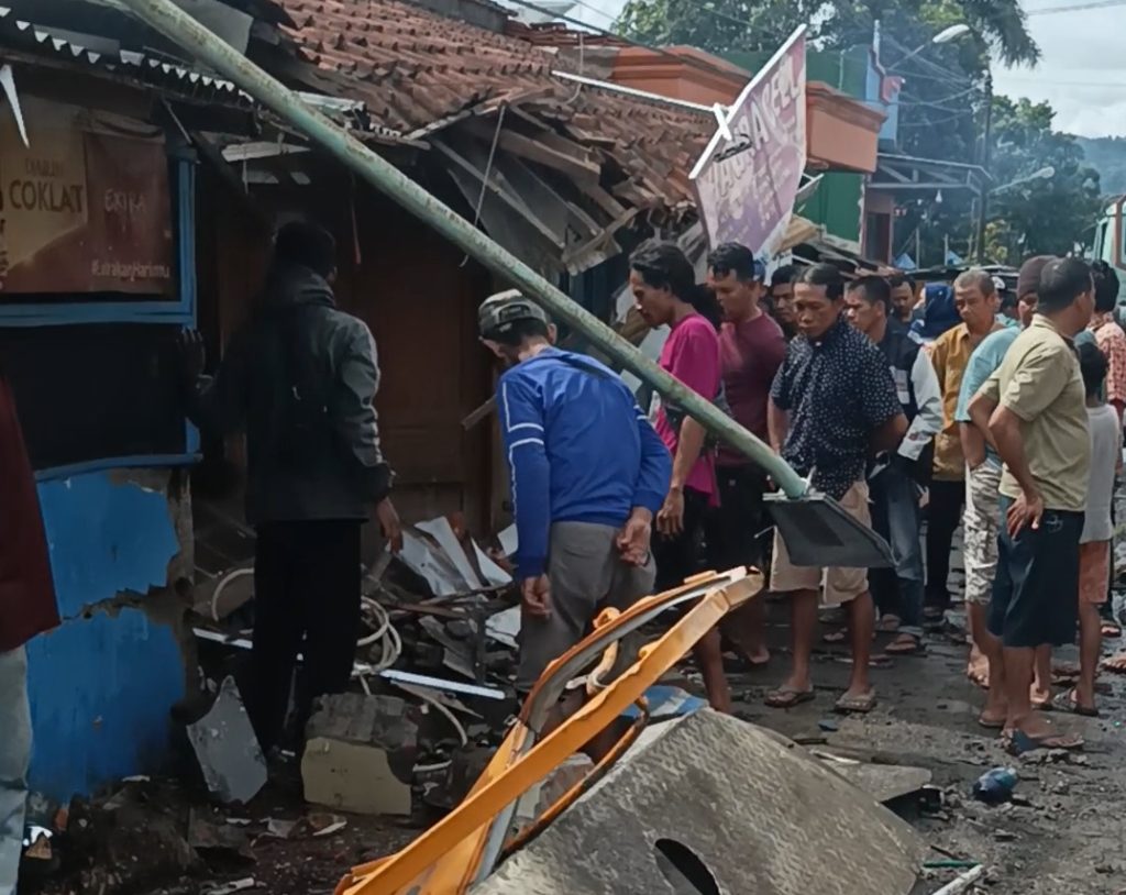 Cerita Wasripah Selamat Saat Truk Crane Terguling dan Menabrak Rumahnya