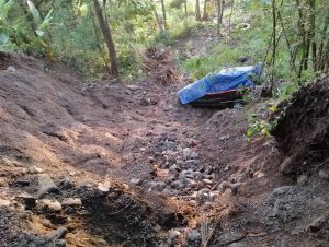 Jalan Longsor, Mobil Travel Terperosok dari Tebing Setinggi 10 Meter