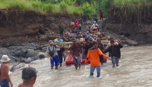 Demi Lepas dari Keterisolasian, Warga di Brebes Gotong Menara Jembatan Gantung Sejauh 1,2 Kilometer