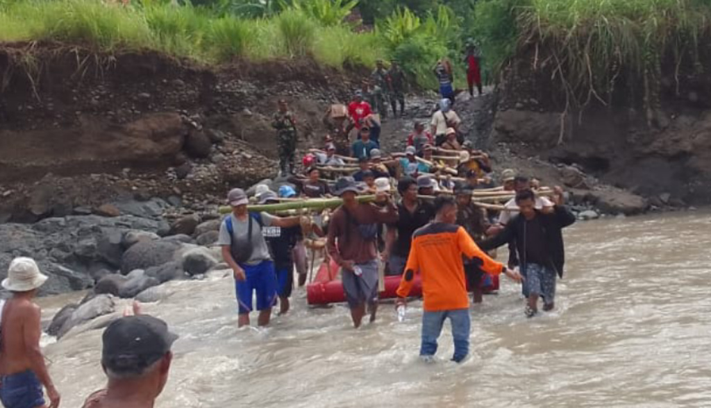 Demi Lepas dari Keterisolasian, Warga di Brebes Gotong Menara Jembatan Gantung Sejauh 1,2 Kilometer