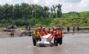 Di Brebes Logistik Pemilu Diseberangkan dengan Perahu Karet