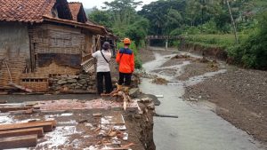 Tebing Sungai Longsor, Satu Rumah Roboh dan Lima Lainnya Terancam
