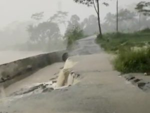 Tanggul Jebol, Jalan Salem-Gandoang Putus