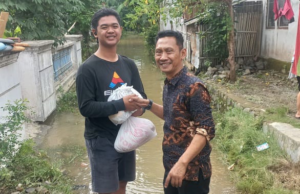 SMK BP Adiwerna Bantu Siswa Terdampak Banjir di Brebes