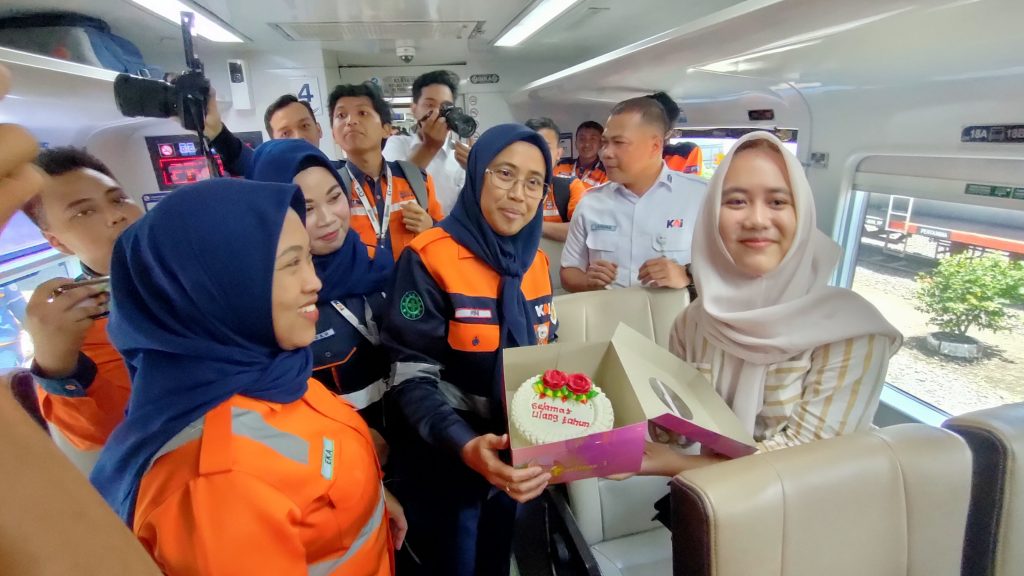 Daop 4 Beri Kejutan untuk Penumpang di Hari Ulang Tahun ke-25 KA Kaligung