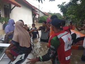 PMI Brebes Droping Ratusan Nasi Bungkus Bagi Korban Banjir