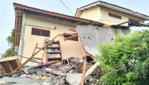 Tembok Keliling SD Ambruk, Jalan Antarpedukuhan Putus