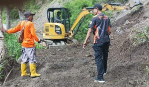 Buka Isolasi Warga, BPBD dan DPU Buat Jalan Baru