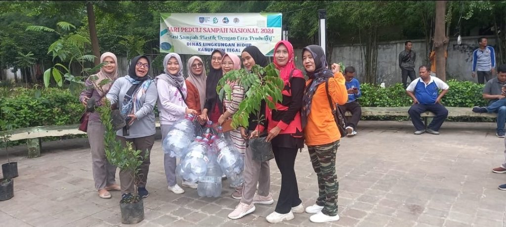 Warga Antusias Tukar Sampah Plastik dengan Tanaman