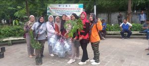 Warga Antusias Tukar Sampah Plastik dengan Tanaman