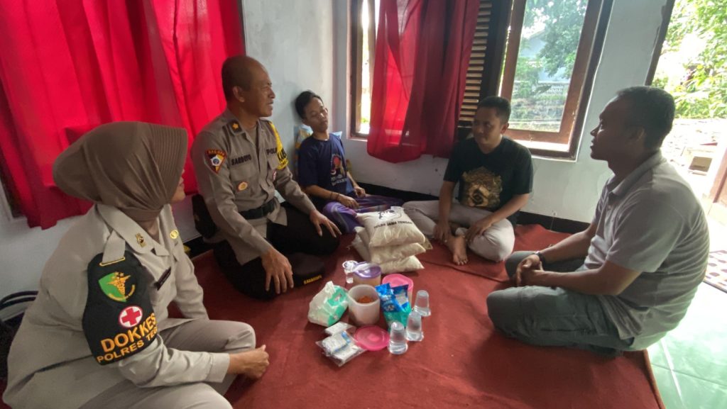 Personel Polres Tegal Jenguk Tiga Anggota KPPS yang Sakit