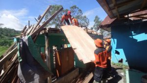 Warga Terdampak Pergerakan Tanah Selamatkan Material Rumah