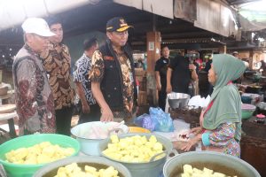 Pj Bupati Brebes Blusukan Ke Pasar Jatibarang, Harga Sejumlah Kebutuhan Naik Jelang Ramadhan