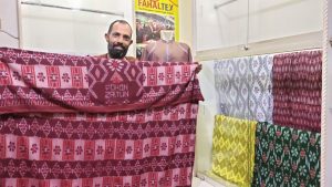 Berkah Ramadan, Produsen Sarung Tenun Goyor Kebanjiran Pesanan