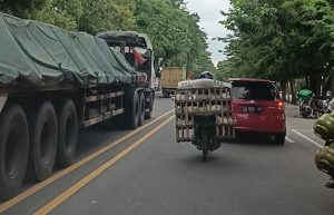 Jelang Arus Mudik Truk Masuk Kota Brebes, Waspada Bagi Pengendara Motor