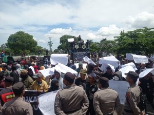 Ratusan Pelaku Usaha Guci Tuntut Pembatalan Kenaikan Retribusi Guci