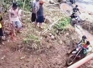 Bantuan Korban Bencana Dikirim dengan Motor Trail
